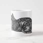 Tabby mit Paws Tucked Jumbo-Tasse (Vorderseite)