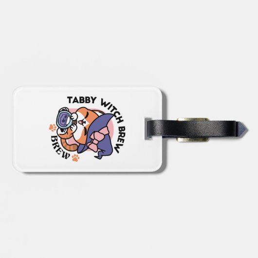 Tabby Witch Brew – Cute Halloween Cat Design Gepäckanhänger (Rückseite horizontal)