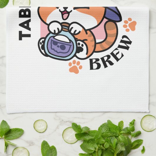 Tabby Witch Brew – Cute Halloween Cat Design Geschirrtuch (Gefaltet)