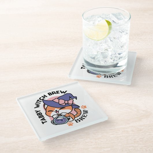 Tabby Witch Brew – Cute Halloween Cat Design Glasuntersetzer (Schrägansicht)