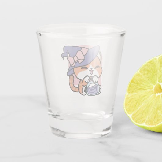 Tabby Witch Brew – Cute Halloween Cat Design Schnapsglas (Rückseite)