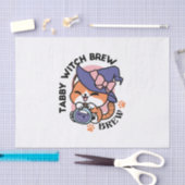 Tabby Witch Brew – Cute Halloween Cat Design Seidenpapier (Handwerk)