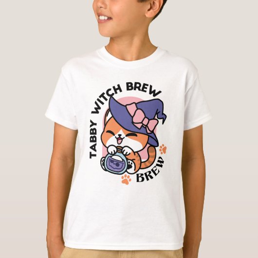 Tabby Witch Brew – Cute Halloween Cat Design T-Shirt (Vorderseite)