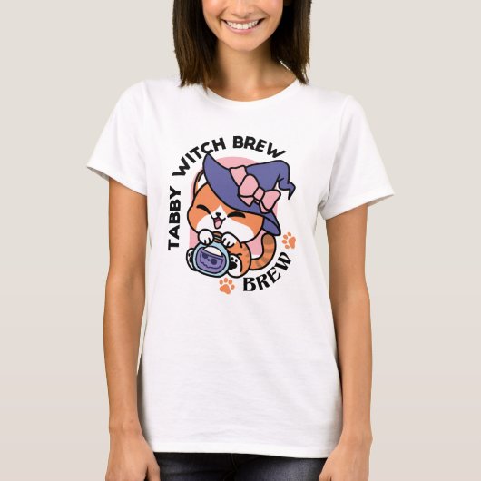 Tabby Witch Brew – Cute Halloween Cat Design T-Shirt (Vorderseite)