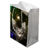 Tabbykätzchen im Weihnachtsbaum Mittlere Geschenktüte (Rückseite Schrägansicht)