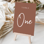Tabelle 1 tischnummer<br><div class="desc">Einfache und schicke Tischnummer-Karten im Erdton Rost braun und Weiß machen eine elegante Aussage bei Ihrer Hochzeit oder Veranstaltung. Das Design bietet "table [number]" in einem spannenden Mix aus klassischen Serifen und handgeschriebenen Skripten. Design wiederholt sich auf beiden Seiten. Einzelne nummerierte Karten werden separat verkauft; bestellen Sie jede Tischnummer einzeln...</div>