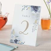 Tabelle mit blauen Rose Sockelschild (In Situ)