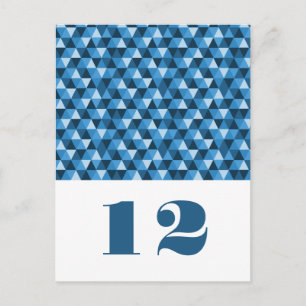 Tabelle mit den roten geometrischen Dreiecken Postkarte