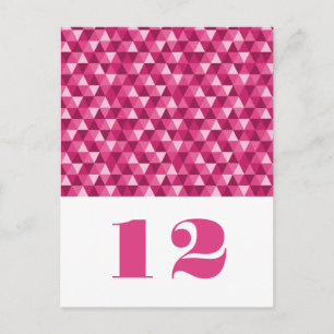 Tabelle mit geometrischen rosa Dreiecken Postkarte