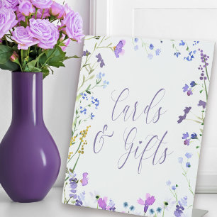 Tabelle mit Karten und Geschenken für die lila Wil Sockelschild