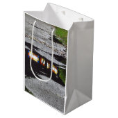 Tabernacle Window Reflection - Martha's Vineyard Mittlere Geschenktüte (Vorderseite Schrägansicht)