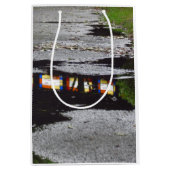 Tabernacle Window Reflection - Martha's Vineyard Mittlere Geschenktüte (Vorderseite)