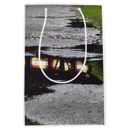 Tabernacle Window Reflection - Martha's Vineyard Mittlere Geschenktüte (Vorderseite)