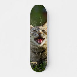 Tabla de Skate Gato Aullando en la Grama Skateboard