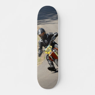 Tabla de Skate Piloto Motociclista en una Curva Skateboard