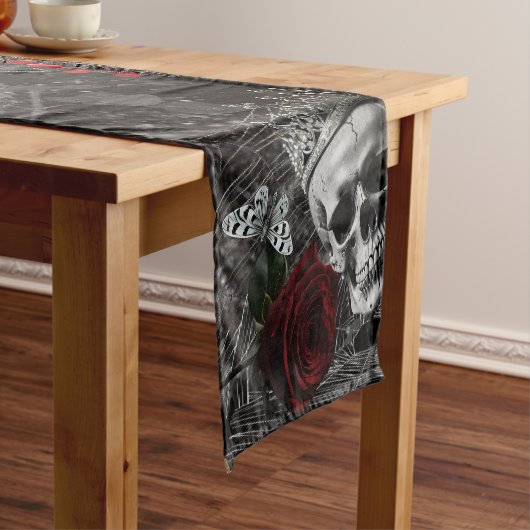 Table Runner Haunting Adeline Zade Meadows Zaddy Kurzer Tischläufer (Beispiel)