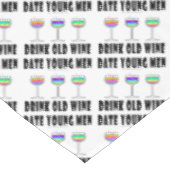 TABLECLOTH - ALTER WEIN GETRÄNKEN, DATUM JUNGE MÄN TISCHDECKE (Schrägansicht)