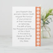 Tabletop Chic in Coral Wedding Einladung (Stehend Vorderseite)
