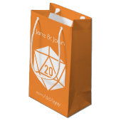 Tabletop Chic in Orangefarbener Beipackzettel Kleine Geschenktüte (Rückseite Schrägansicht)