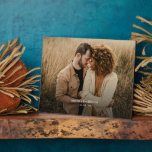 Tabletop Plaque mit Easel Fotoplatte<br><div class="desc">Ein einfaches rustikales Paar frisch vermählt Foto mit Hochzeitstag.Anpassen Sie mit Ihrem eigenen Lieblings-Foto.</div>