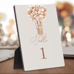 Tabletop Plaque mit Easel Fotoplatte<br><div class="desc">Wir können schon Tischnummern warten! Dieser kleine Bär ist für das große Baby-Party gewartet und sitzt in einem Heißluftballon aus rosa und cremefarbenen Ballons. Whimsikale Wasserfarben und moderne Typografie ergänzen das Design. Personalisieren Sie diese niedliche Bear Baby Shower Invitation mit Ihrem Baby Dusche Details einfach und schnell, drücken Sie die...</div>