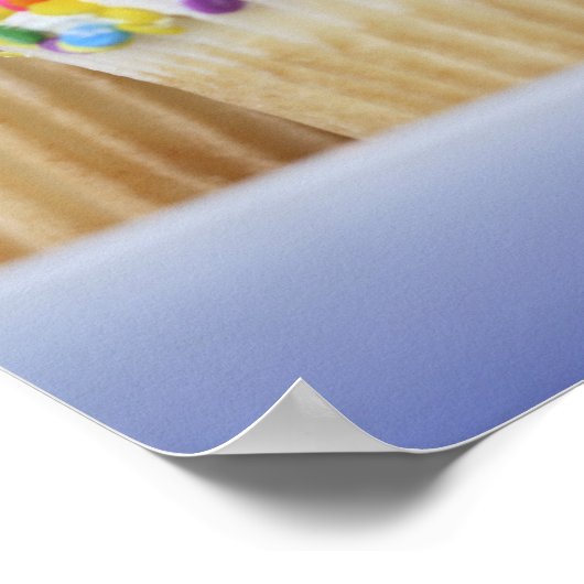 Tablette mit Geburtstagskuppeln mit Kerzen Poster (Ecke)