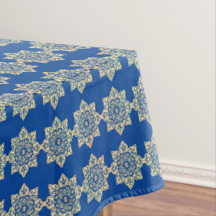 Tablette mit Goldmedaillons auf blau Tischdecke