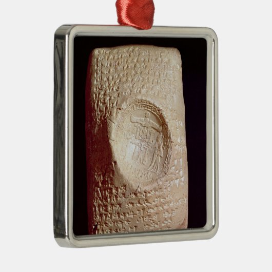 Tablette mit keilförmiger Aufschrift Silbernes Ornament (Rechts)