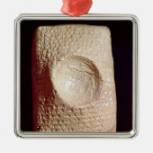 Tablette mit keilförmiger Aufschrift Silbernes Ornament (Vorne)