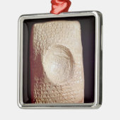 Tablette mit keilförmiger Aufschrift Silbernes Ornament (Links)