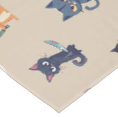Tablettenfilm, Katzen und Knives Tischdecke (Schrägansicht)