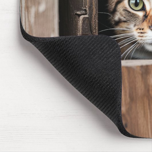 Tablettenkatze im Türloch Mousepad (Ecke)