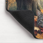 Tablettenkatze In einem Pil aus Herbstblättern Mousepad (Ecke)