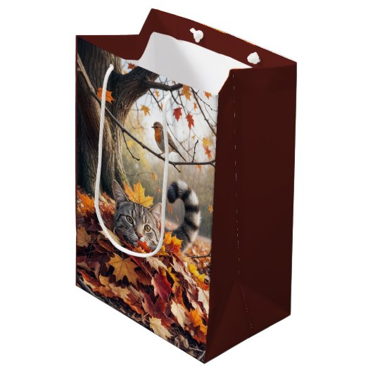 Tablettenkatze in Herbstlaub Mittlere Geschenktüte (Vorderseite Schrägansicht)
