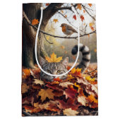 Tablettenkatze in Herbstlaub Mittlere Geschenktüte (Vorderseite)