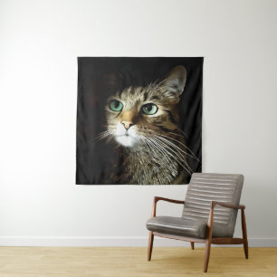Tablettenkatze mit Abgeschiedenen grünen Augen auf Wandteppich