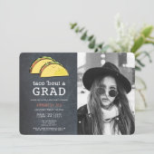 Taco Bout GRAD Foto Chalkboard Gold Abschluss Einladung (Stehend Vorderseite)