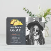 Taco Bout GRAD Foto Chalkboard Graduierungsparty Einladung (Stehend Vorderseite)