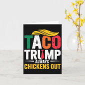 Taco Trump hält immer Hühner aus Karte (Gelbe Blume)