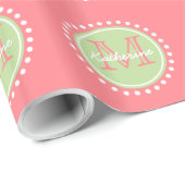 Tadelloses grünes Tupfen-Monogramm auf Geschenkpapier (Rolleneckpunkt)