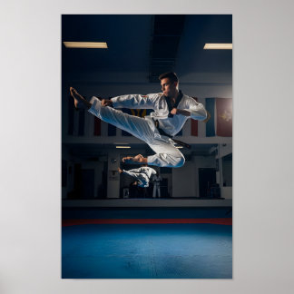 Taekwondo-Athlet führt einen fliegenden Seitentrit Poster