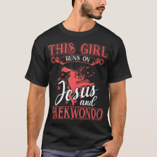 Taekwondo Dieses Mädchen läuft auf Jesus und Taekw T-Shirt