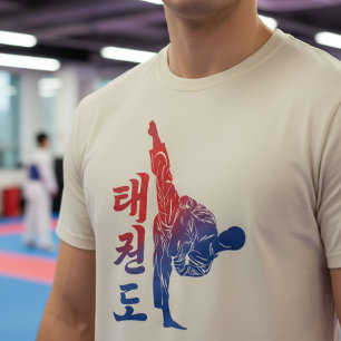Taekwondo-Hochtritt mit den Farben der koreanische T-Shirt