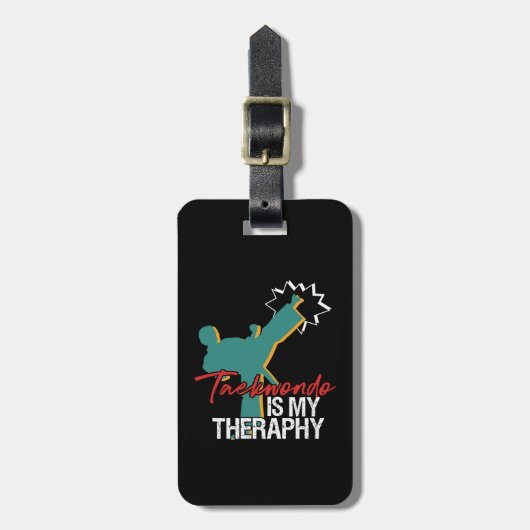 Taekwondo ist meine Therapie Black Belt Kampfkünst Gepäckanhänger (Vorderseite vertikal)