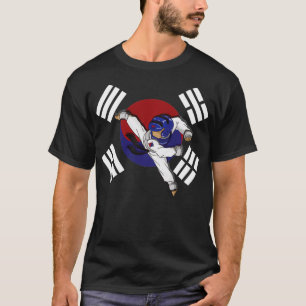Taekwondo Kämpfer Kicking auf koreanischer Flagge T-Shirt