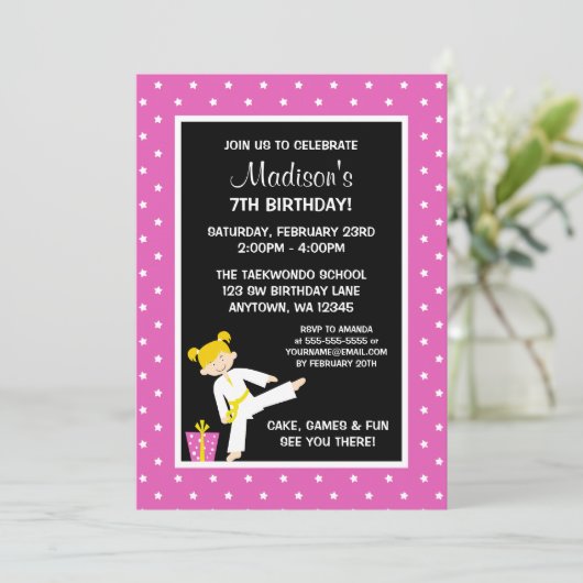 Taekwondo Karate Pink Stars Blonde Girl Einladung (Stehend Vorderseite)
