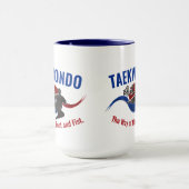 Taekwondo Kick with Flowing Taegeuk Tasse (Zentrum)