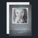 Tafel blaue Washi Band-Chanukka-Foto-Karte Feiertagskarte<br><div class="desc">Diese rustikale Tafelarteinladung wird ausschließlich für Zazzle gemacht und ist für einen Nostalgiker dennoch modernen Saisongruß perfekt. Druck"washi" Band im blauen Akzent Ihr Foto mit der weißen Skripttypographie gedruckt auf einem Tafelhintergrund. Fügen Sie eine Umhüllungs-Feiertags-Briefmarke von unserer umfangreichen Portosammlung hinzu, um mit Ihrem Gruß tadellos zusammenzupassen. Umhüllungsumschläge, Zwischenlagen und Pocketfold®...</div>