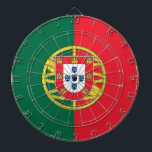 Tafel mit der Flagge Portugals Dartscheibe<br><div class="desc">Mit unserem Dartboard mit der Flagge Portugals verwandeln Sie Ihr Spielzimmer in eine Hommage an den portugiesischen Stolz! Dieses mit Präzision und Leidenschaft entworfene Dartboard zeigt stolz die lebendigen rot-grünen Farben der portugiesischen Flagge, die die reiche Geschichte, das maritime Erbe und die kulturelle Einheit des Landes symbolisieren. Egal, ob Sie...</div>