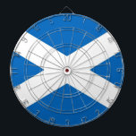 Tafel mit der Flagge Schottlands Dartscheibe<br><div class="desc">Mit unserem Dartboard unter der Flagge Schottlands verwandeln Sie Ihren Spielraum in eine Feier des schottischen Erbes! Dieses Dartboard, das speziell für Schottlands reichen Geschichte und kulturellen Stolz konzipiert wurde, zeigt den ikonisch blauen Hintergrund mit dem weißen diagonalen Kreuz (Salreifen), einem Symbol der Widerstandsfähigkeit und des Geistes der Nation. Egal,...</div>